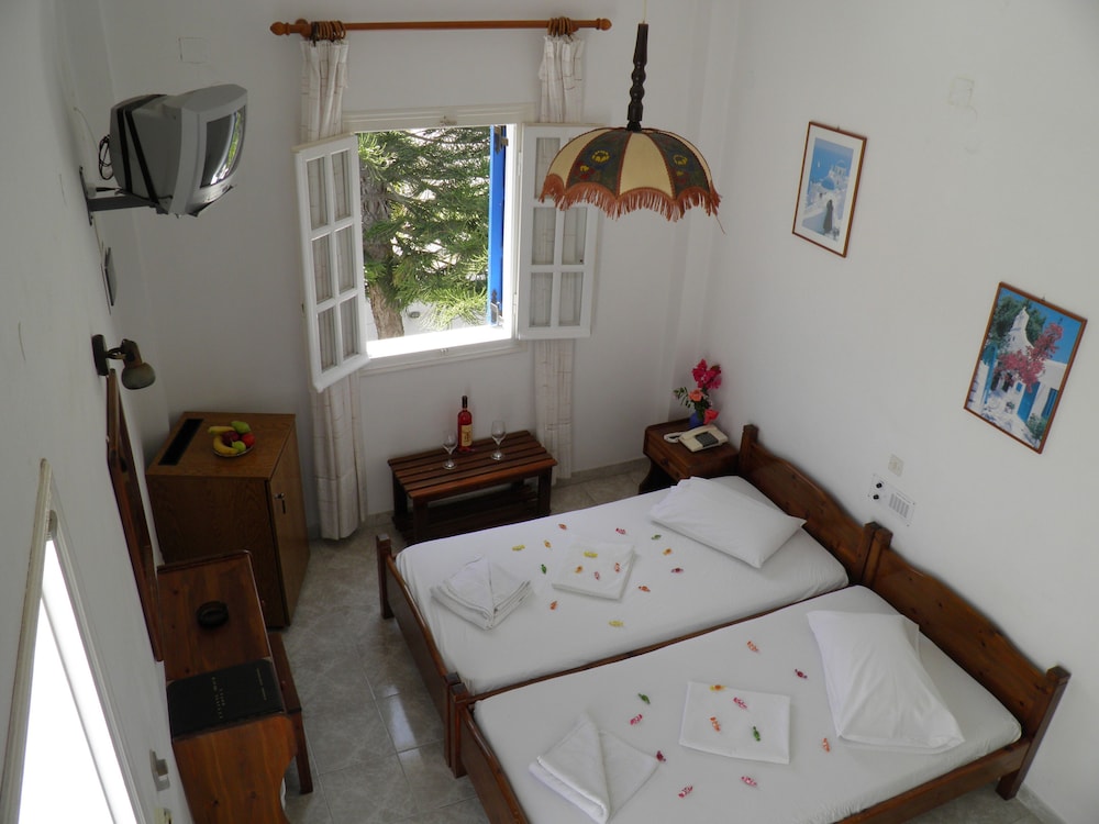 ECONOMY, DOUBLE OR TWIN BED