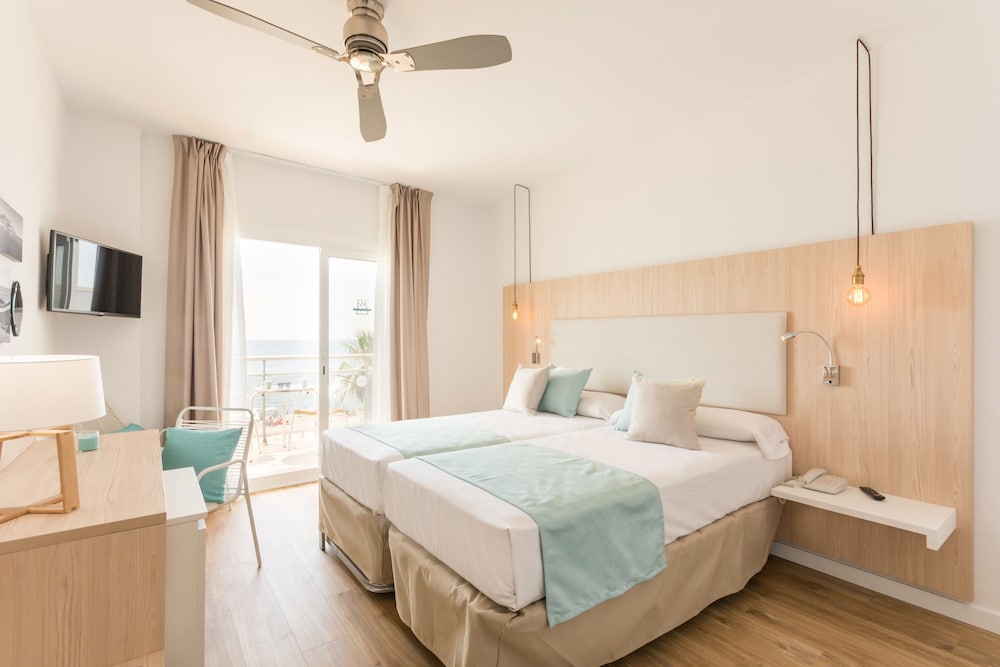 غرفة بثلاثة أسرّة بإطلالة على البحر بشرفة مع سرير إضافي، Monterrey Hotel 4/10