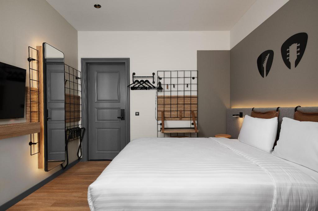 Moxy, Guest Room, Queen Bed, Atrium View