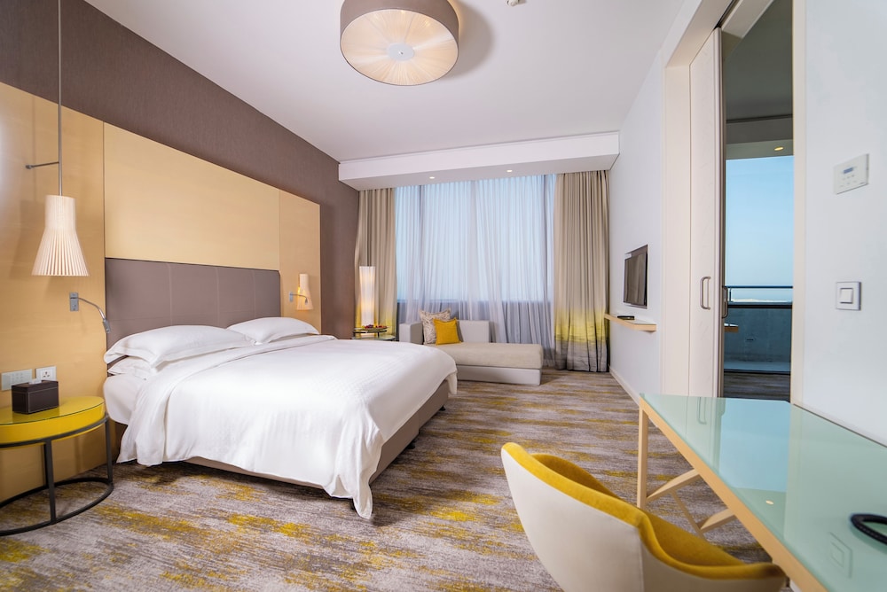 1 Bedroom, Suite, King Bed, Sea View, Club Lounge Access