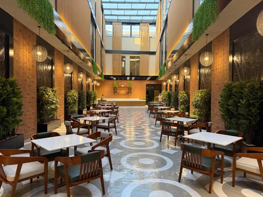Naviti Warwick Al Yarmouk Hotel 10/12