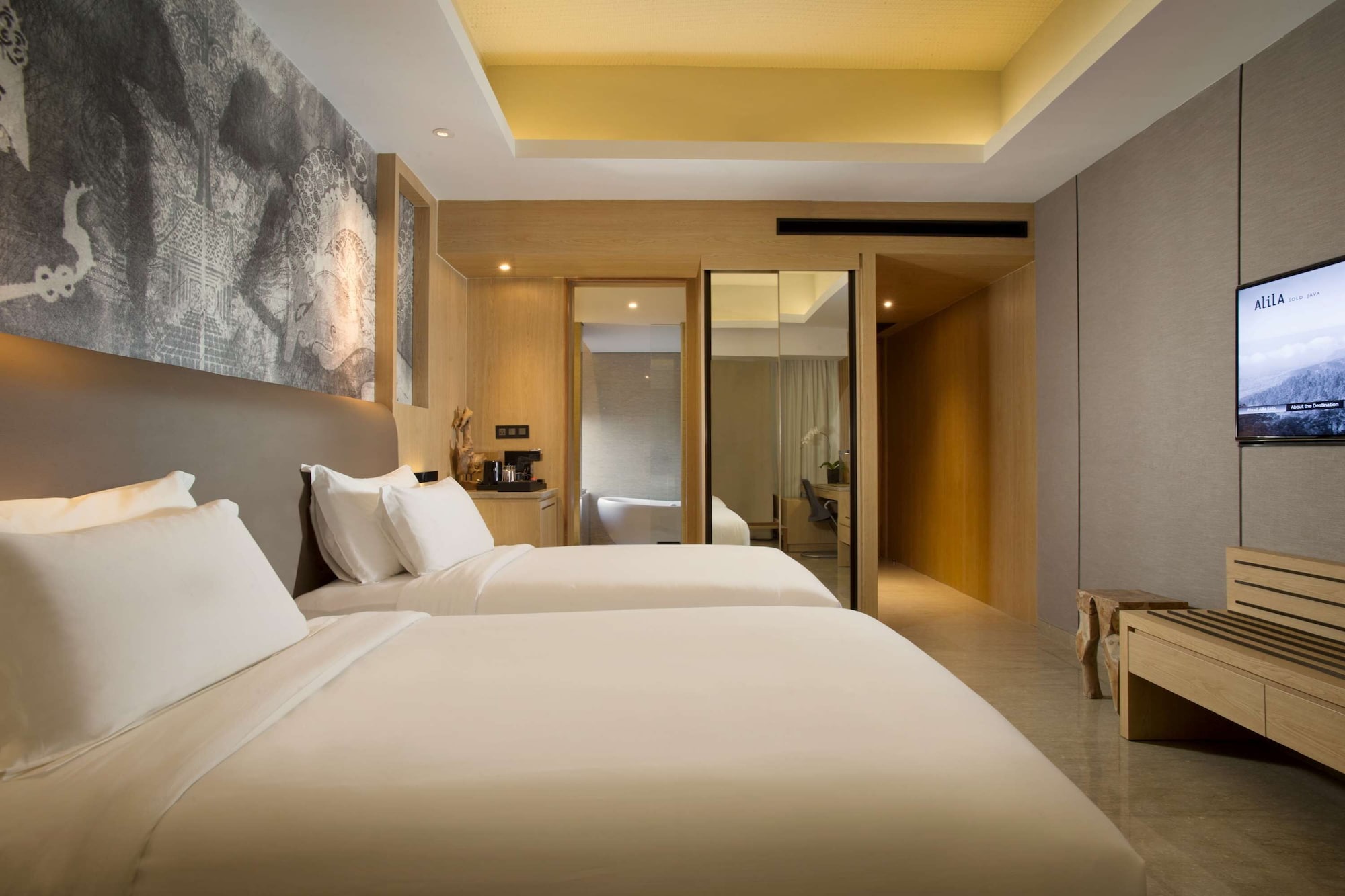 DELUXE, TWIN BEDS, CITY VIEW, BATHTUB