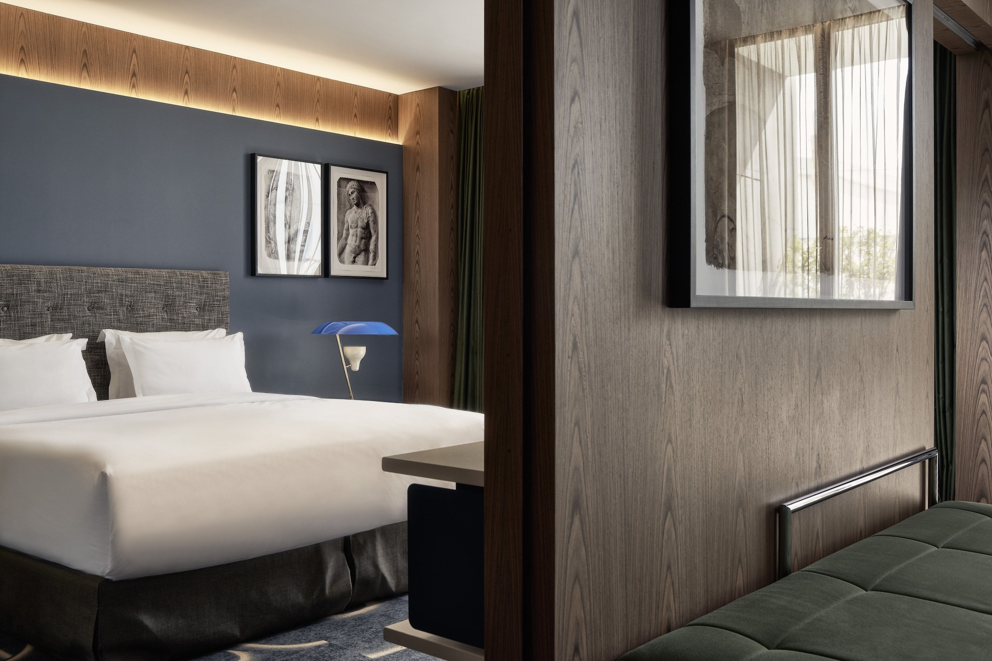 EXECUTIVE, SUITE, QUEEN BED, SOFA