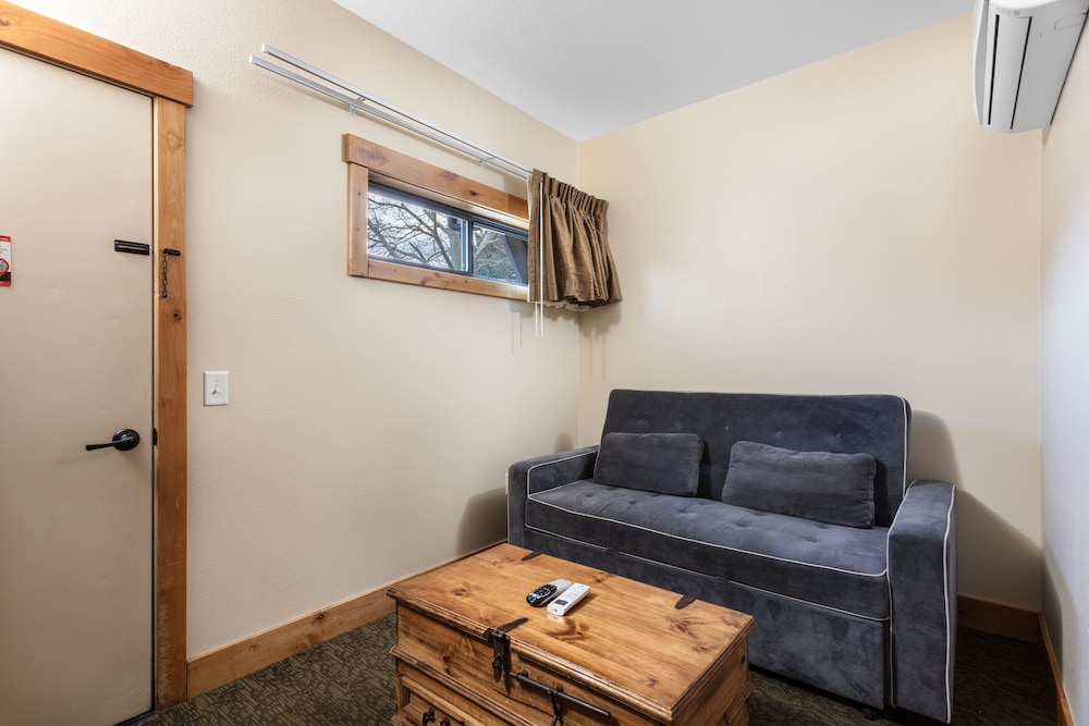 Coyote Mountain Lodge 18/50