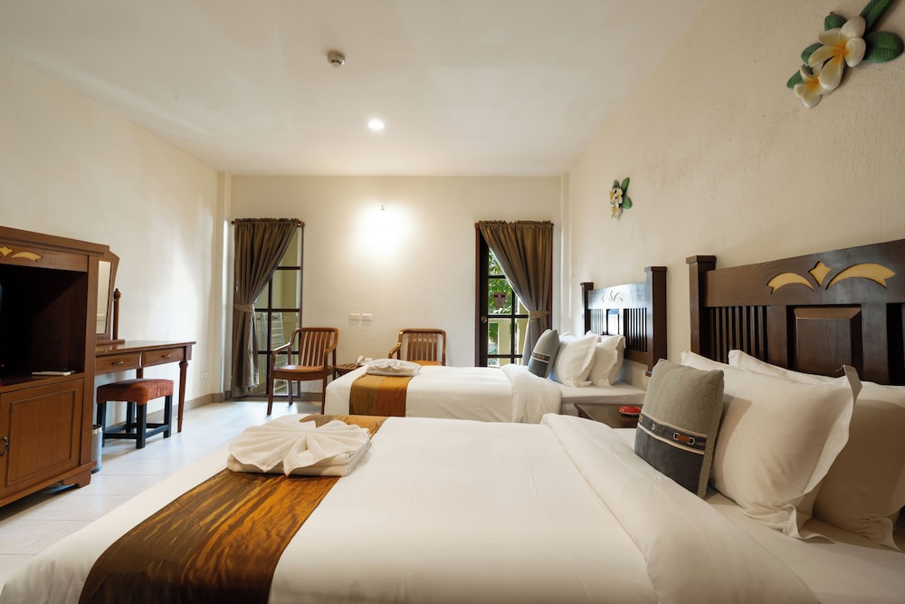SUPERIOR, DOUBLE OR TWIN BED, POOL VIEW