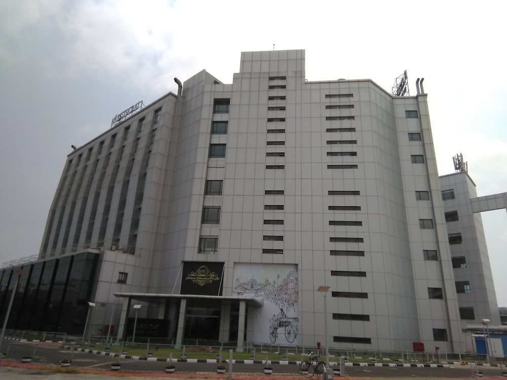 Aristocrat Hotel 4/40