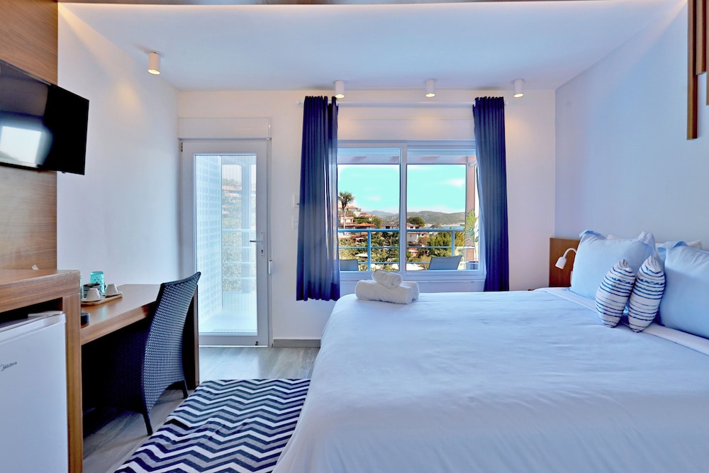 TRADITIONAL, QUEEN BED, OCEAN VIEW