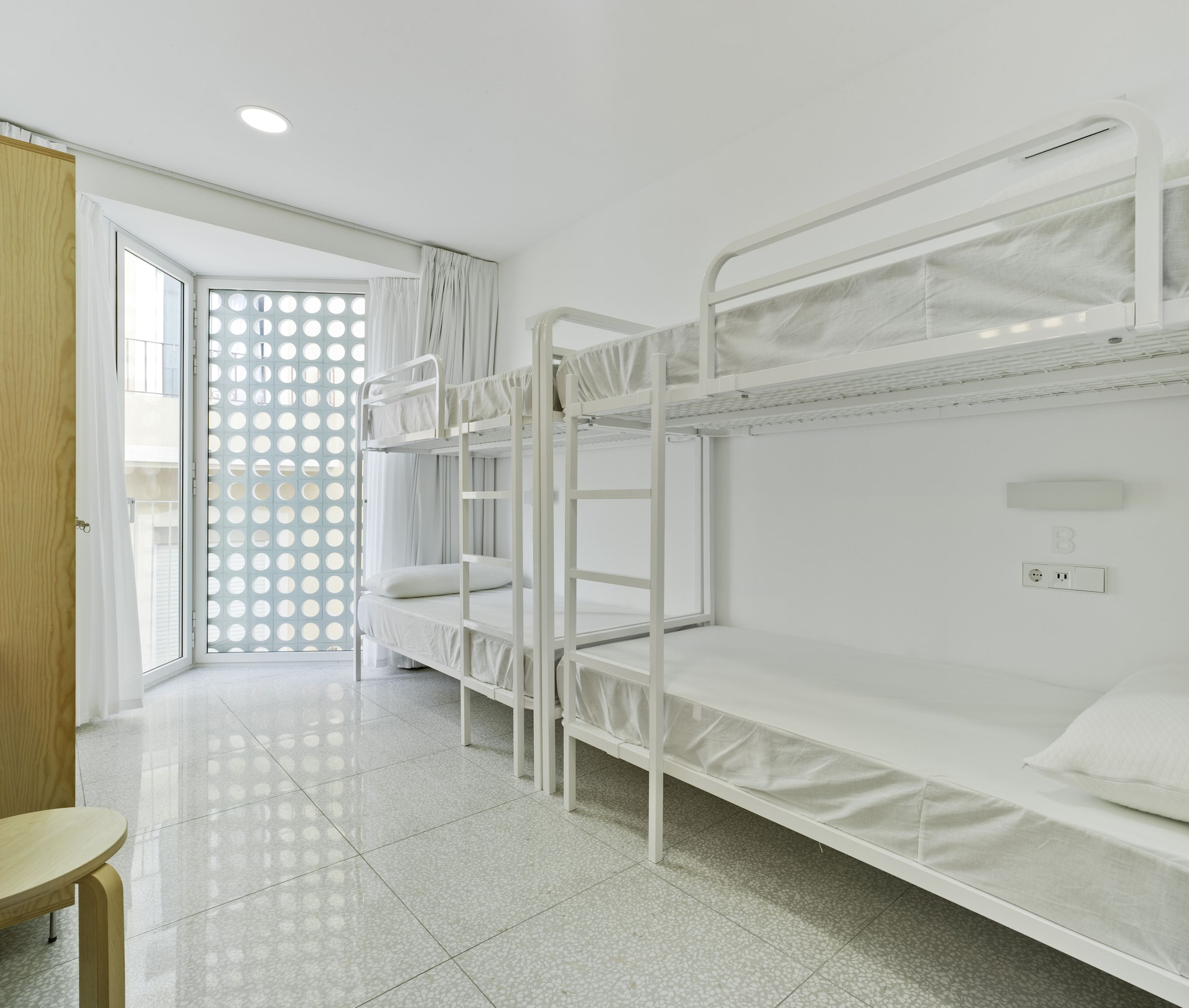 1 BEDROOM, TOWER, BASIC, QUADRUPLE