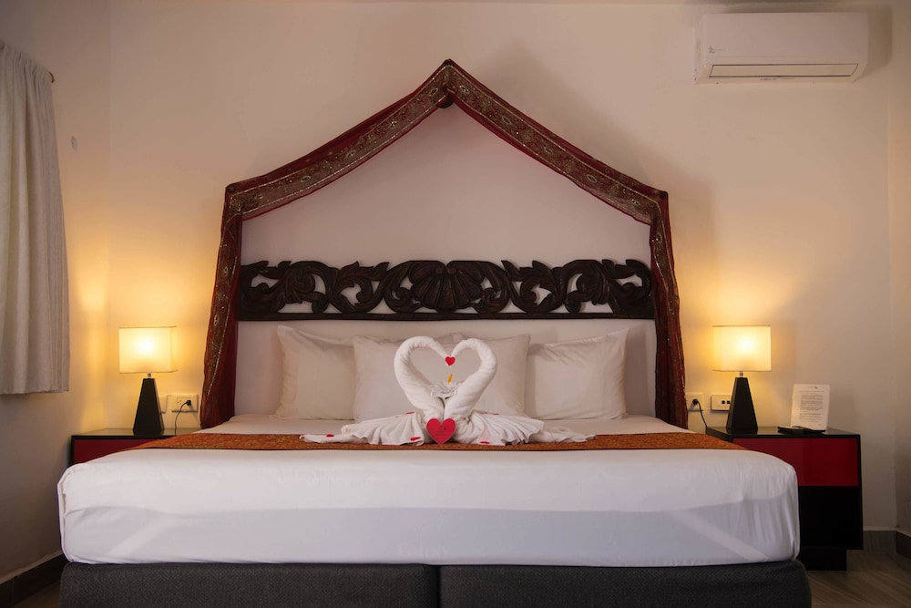HONEYMOON, SUITE, KING BED, COURTYARD VIEW, SOFA, KITCHENETTE
