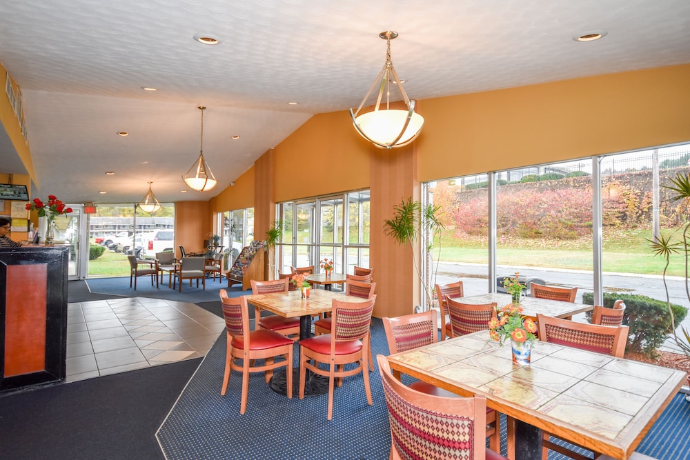 Monticello Inn Framingham 23/27