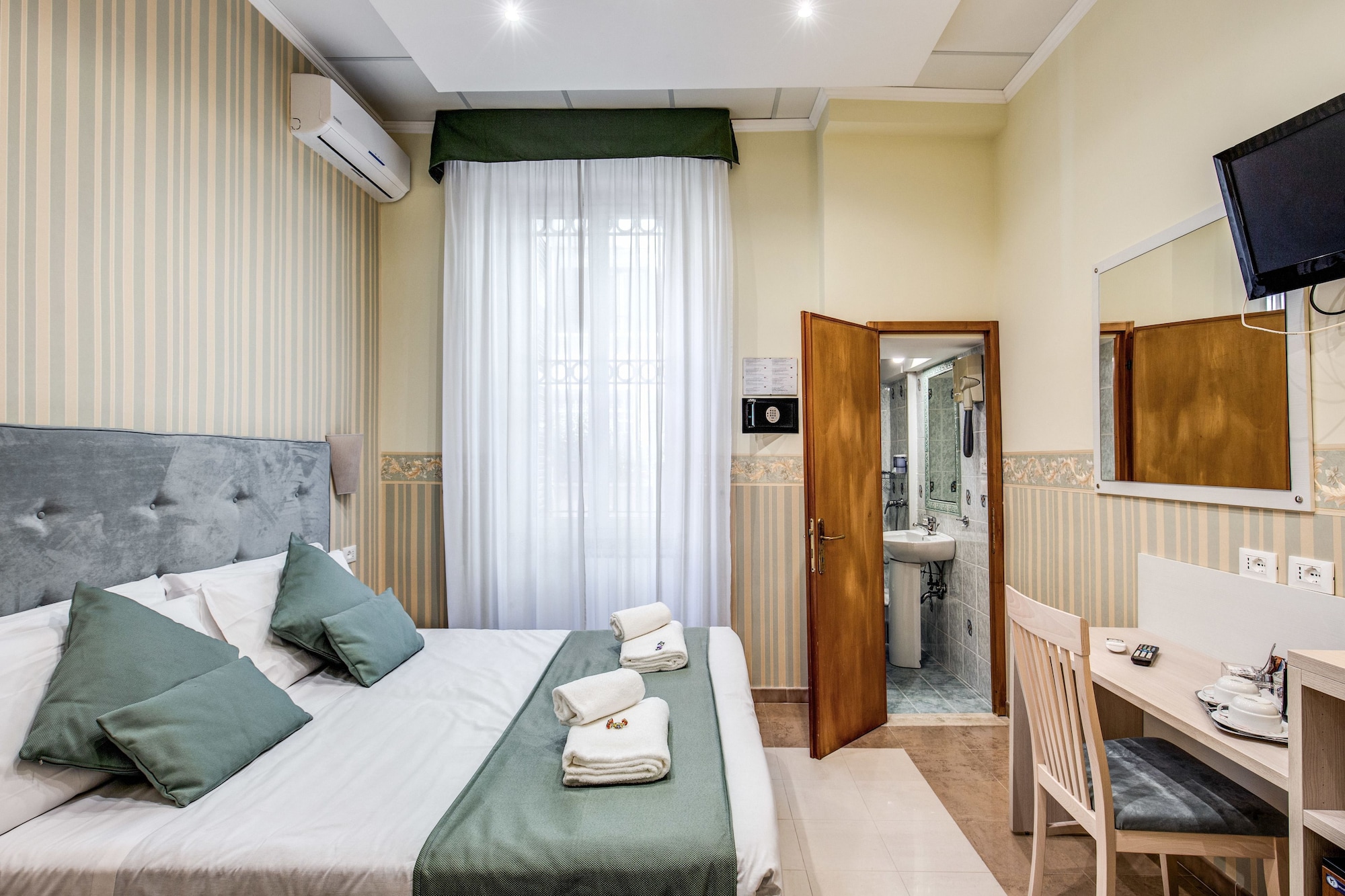 ROOM, DOUBLE OR TWIN BED