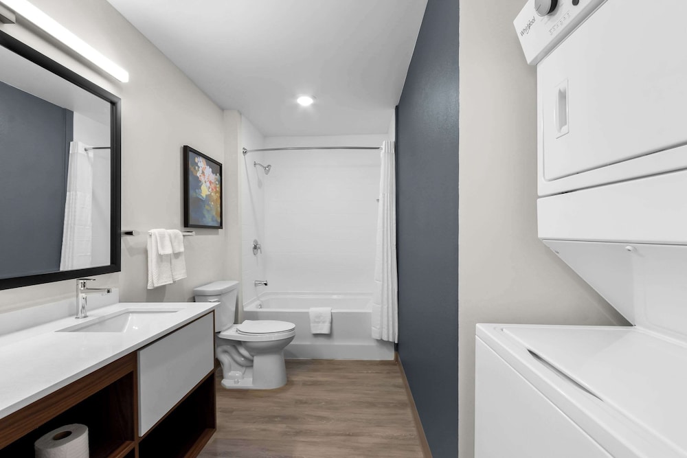 Everhome Suites Glendale Sports & Entertainment District 45/47