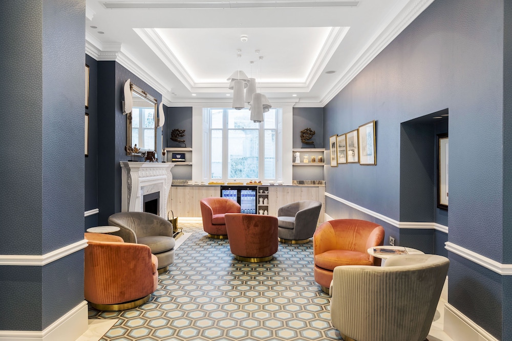 Commodore Hotel London 40/55