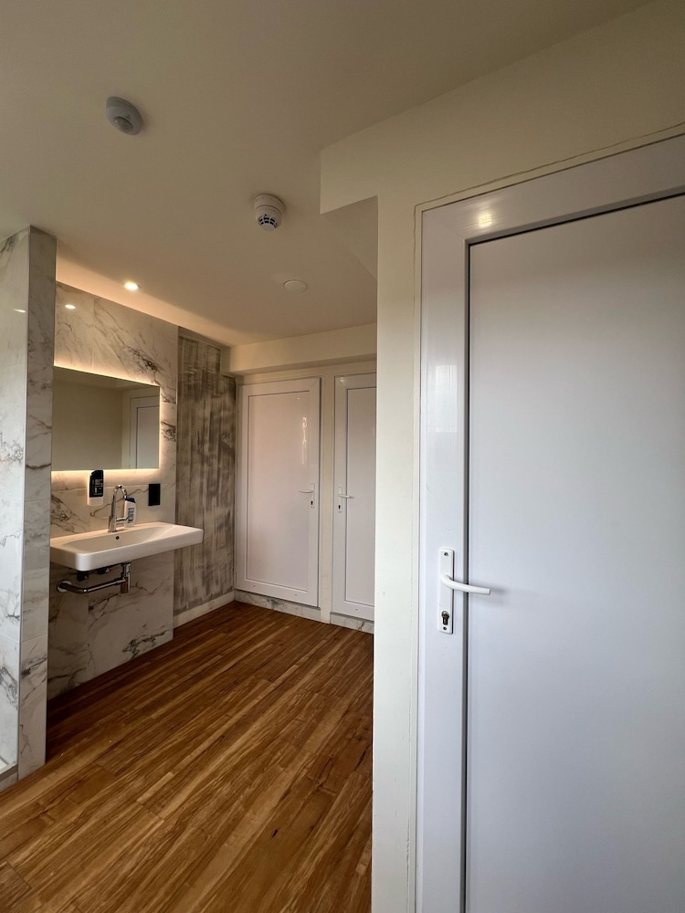 Amigo Budget Hotel 6/50