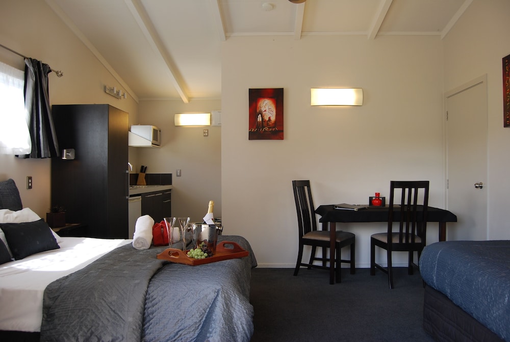 Anchor Lodge Resort 58/73