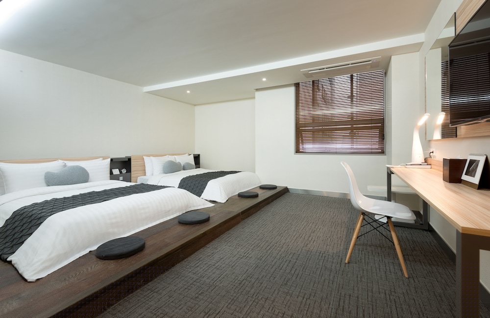 Metro Hotel Myeongdong 32/71