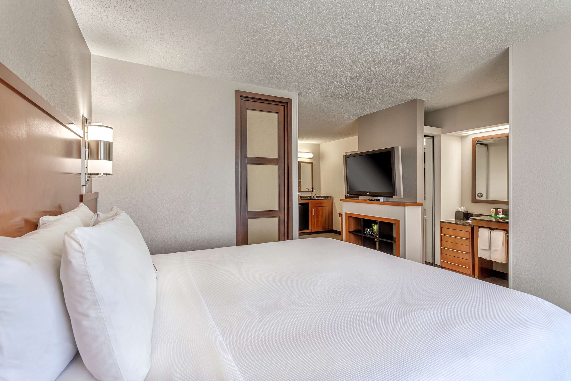 غرفة بسرير كينج في طابق مرتفع