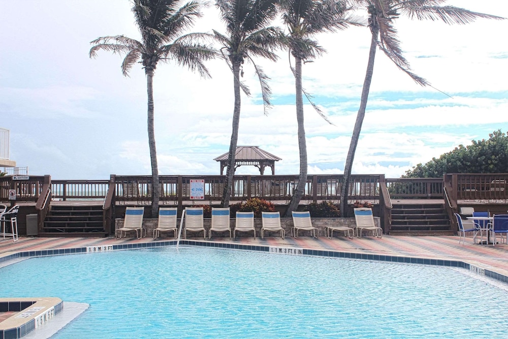 Radisson Suite Hotel Oceanfront 42/64