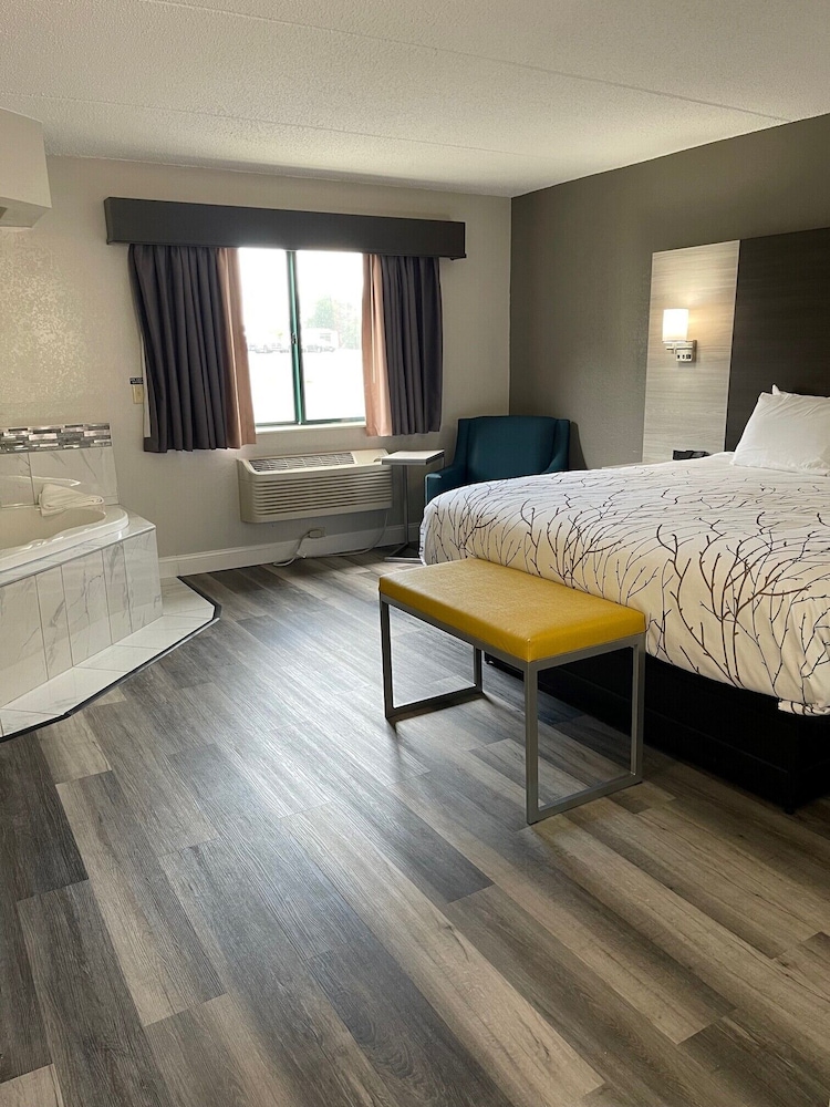 HomeTown Inn and Suites Belle Plaine 24/65