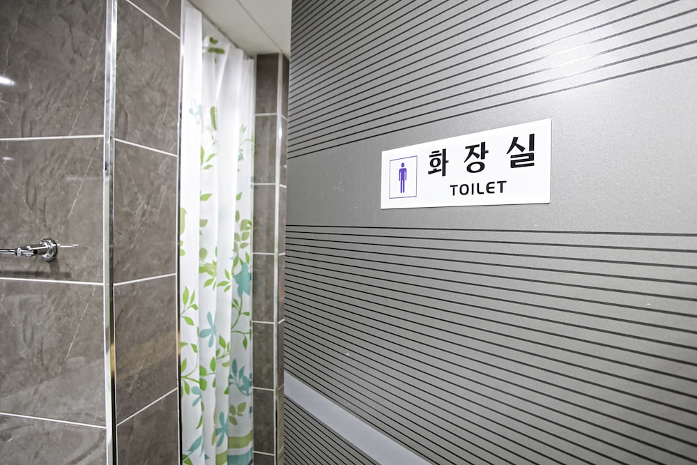1% Hostel 6/59