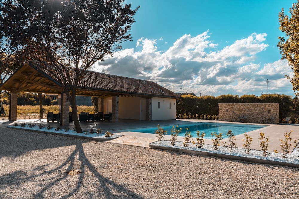Villa Bongiovanni 42/44