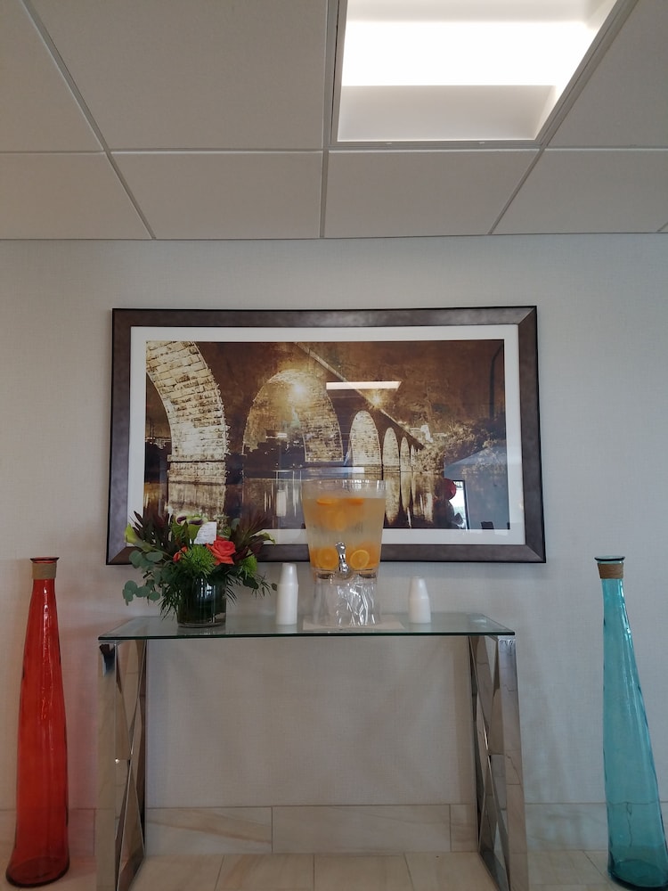 Ramada By Wyndham Minneapolis Golden Valley 8/42