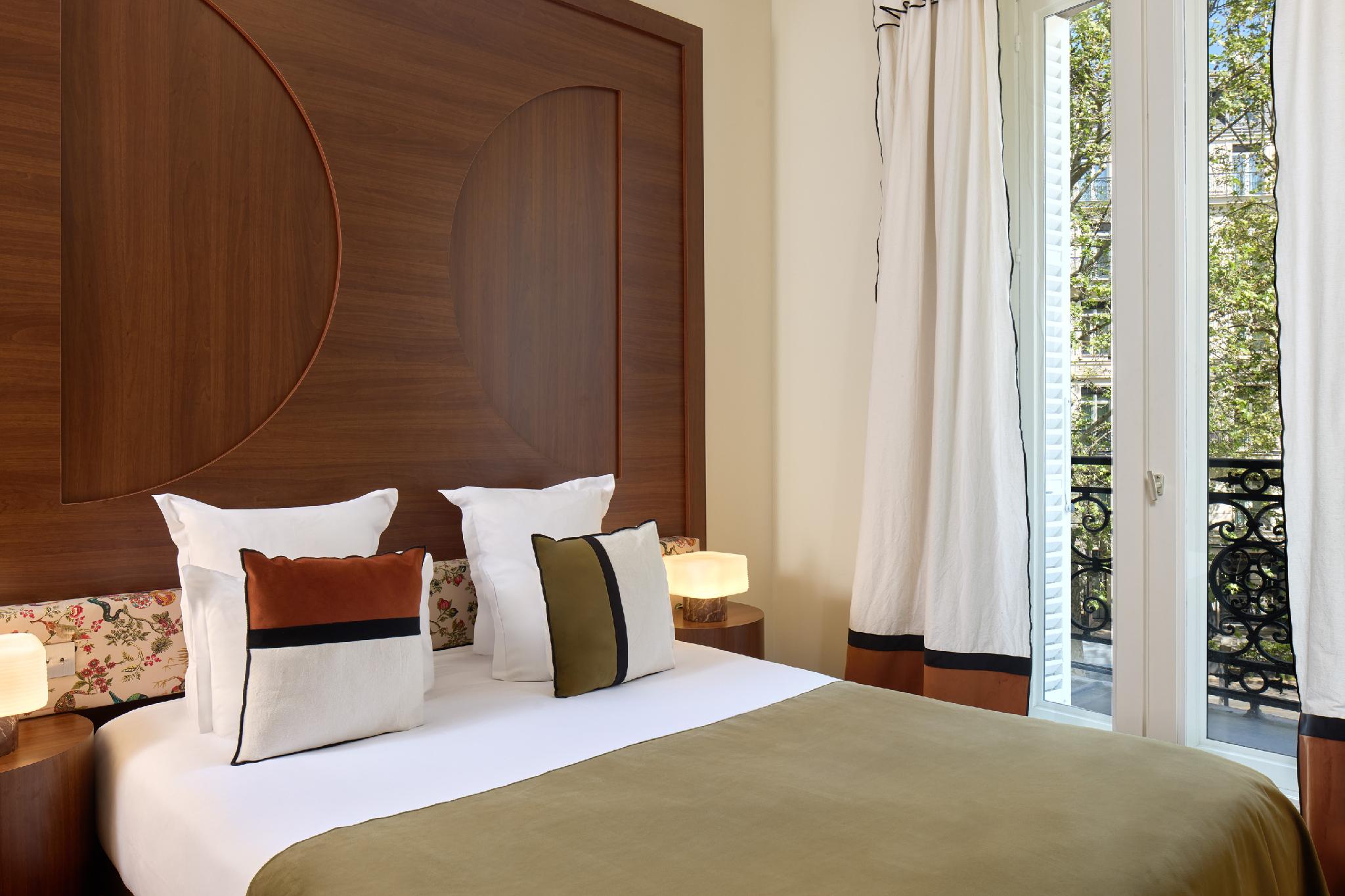Room, Queen Bed, City View
