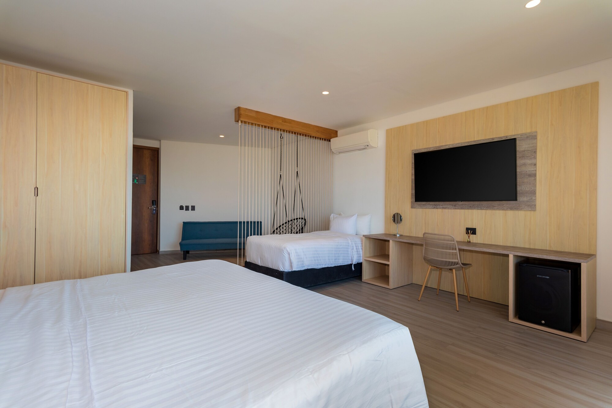Suite, Balcony