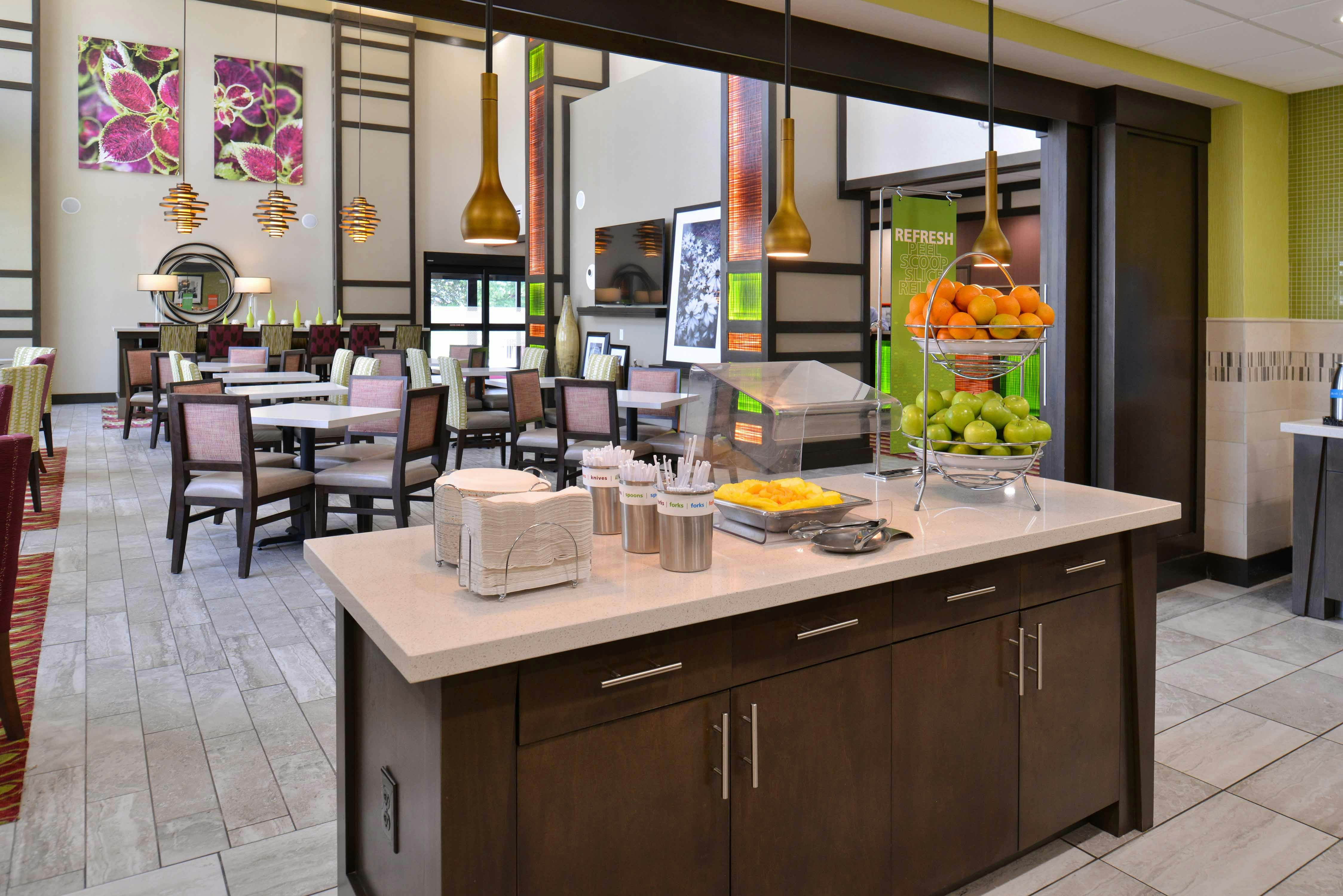 Hampton Inn Suites Dallas Market Center 55/75