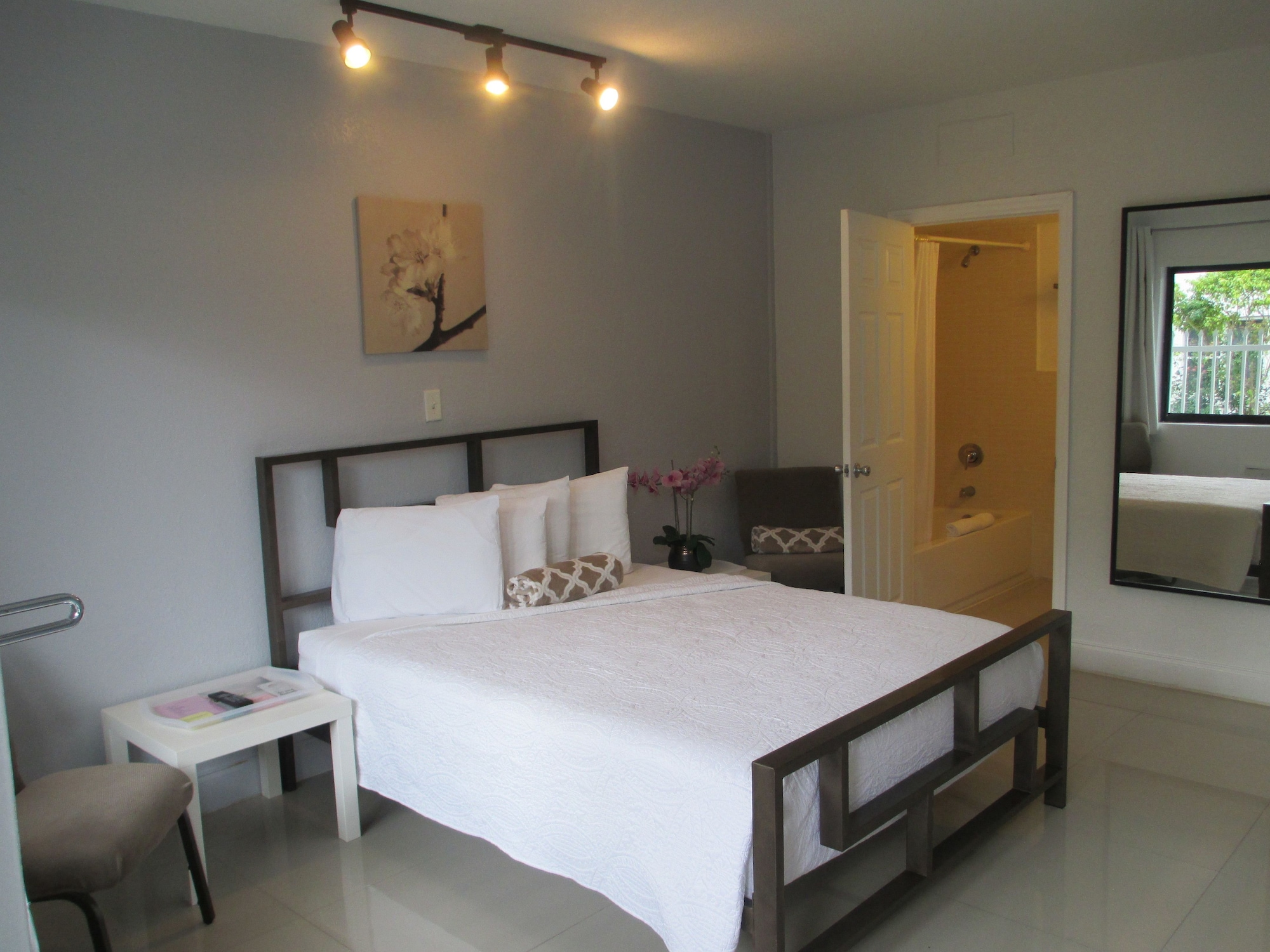 STANDARD, QUEEN BED