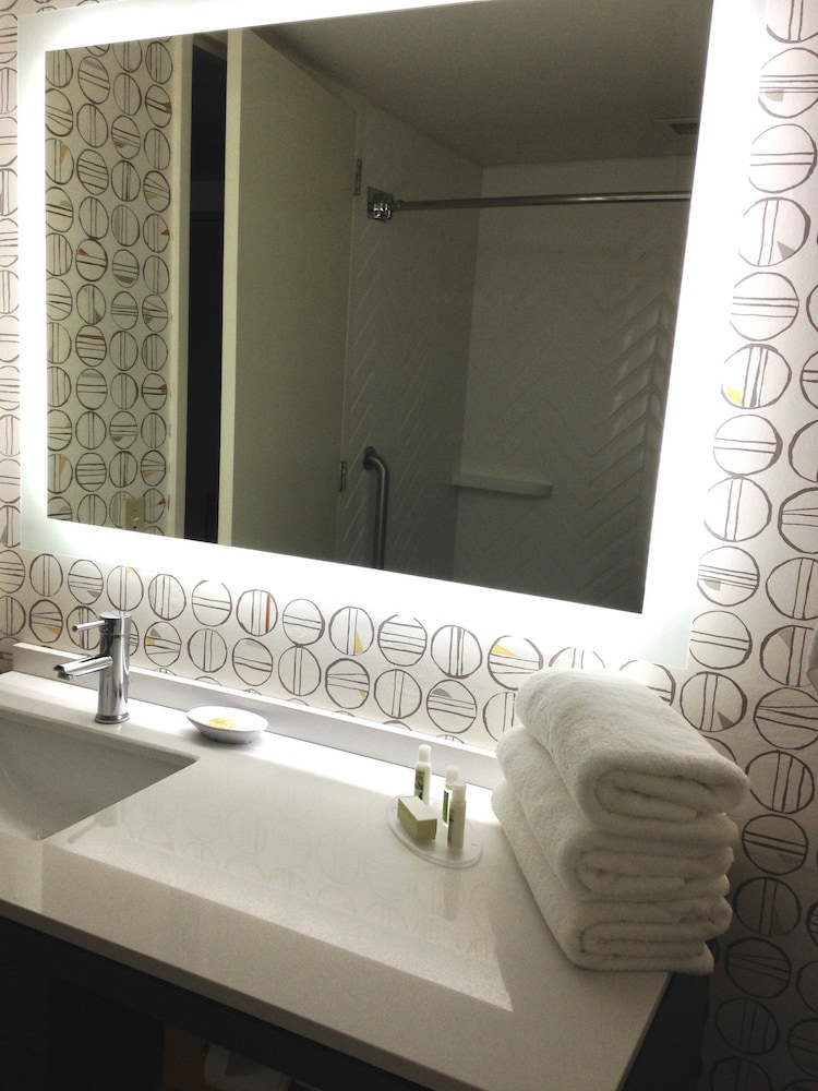 Holiday Inn Suites Pittsfield Berkshires 14/80