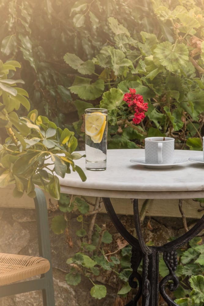 Sunrise Hotel 60/63