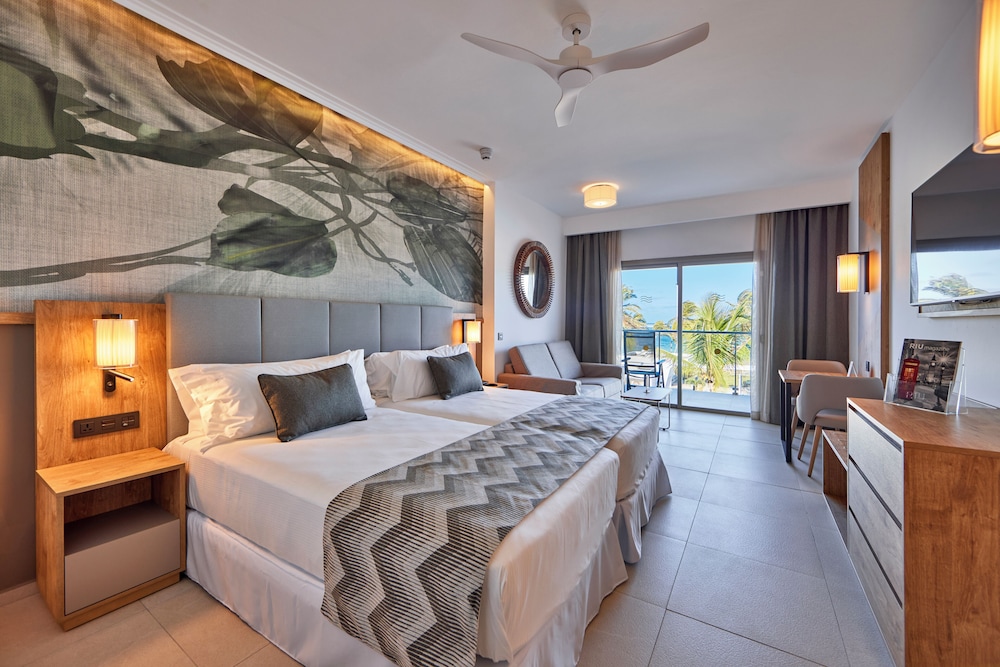 Junior Suite Seaview + Airport transfer