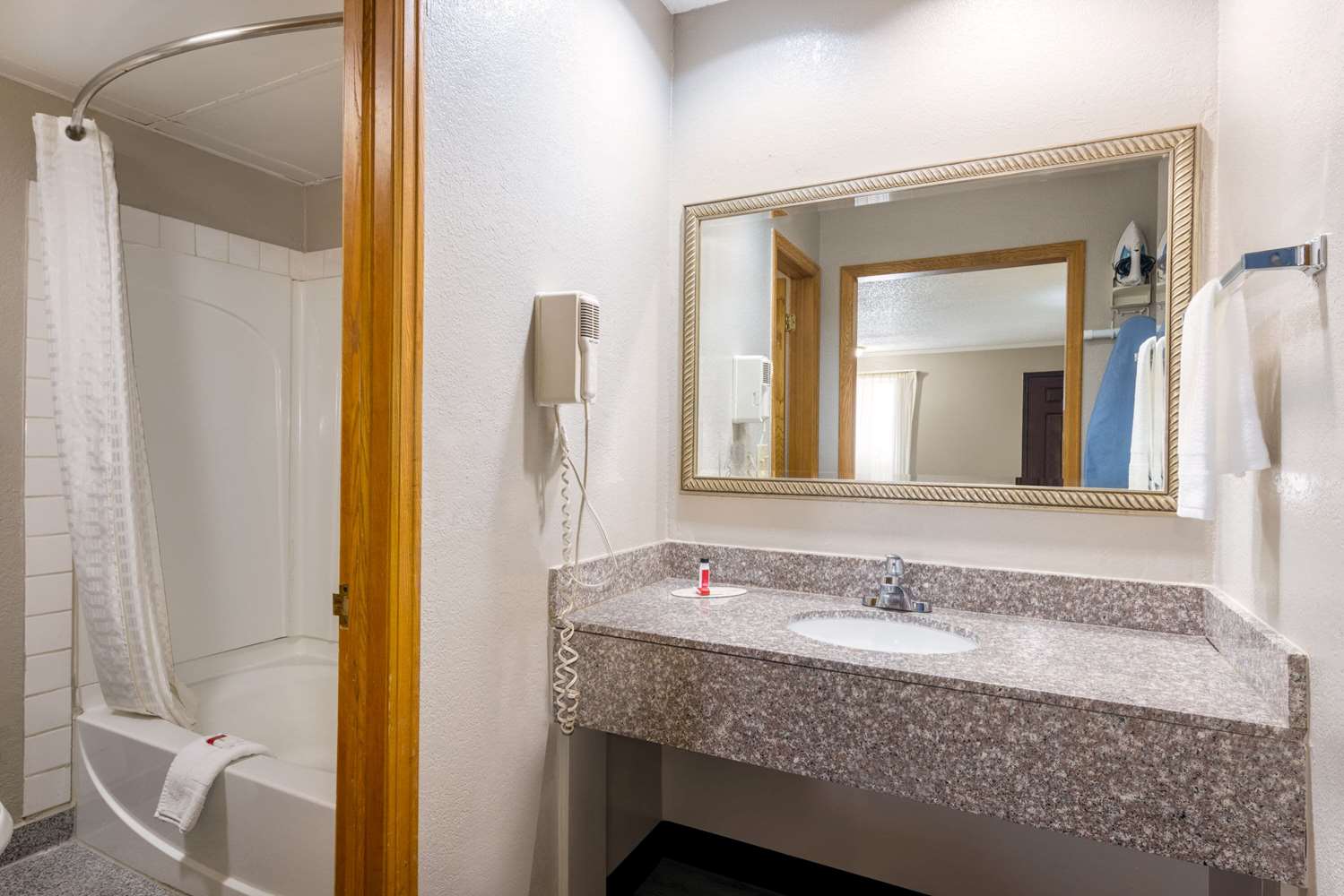 Super 8 By Wyndham Kansas City Airport 16/19