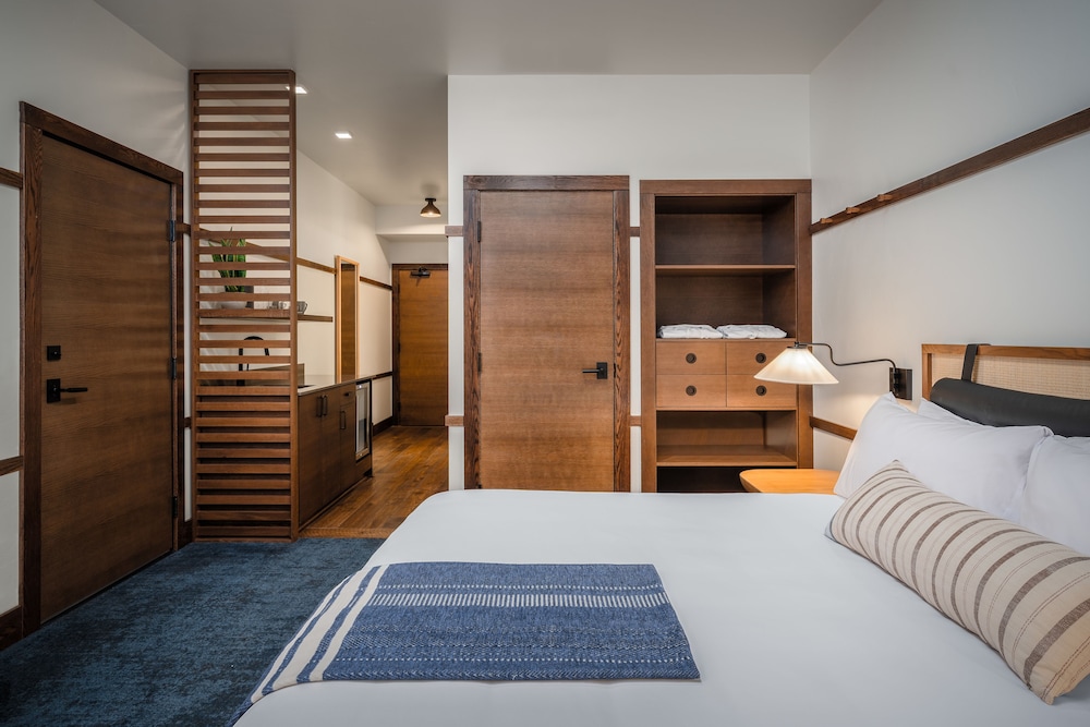 Junior, Deluxe, Lodge, King Bed, Mountain View, Accessible