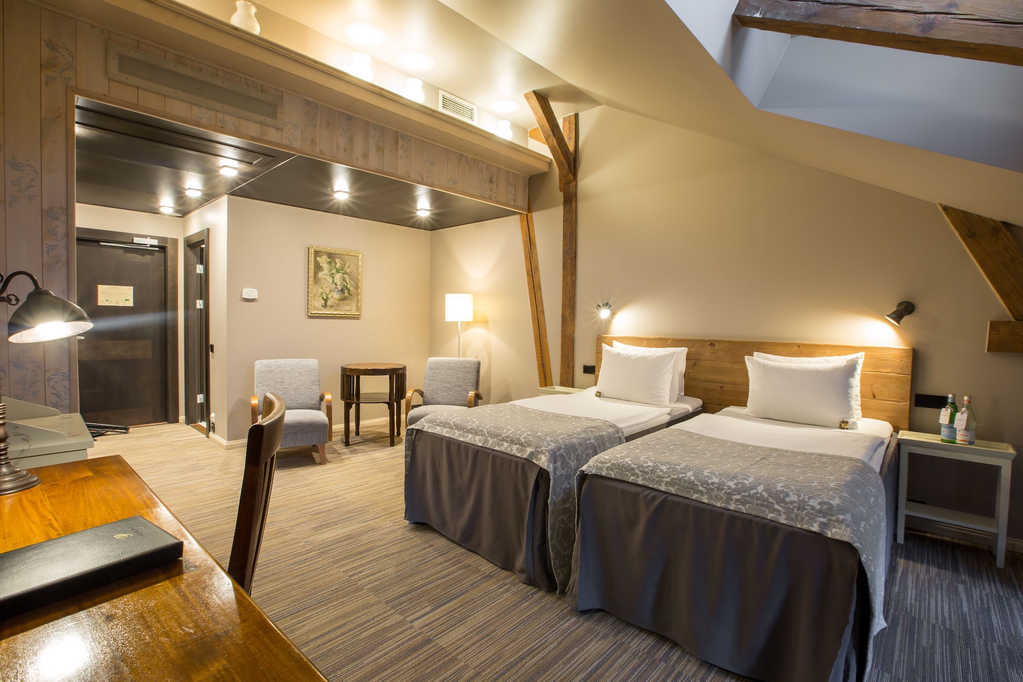 لوفت بسرير كوين، Promenade Hotel 3/7