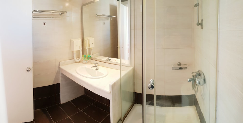 Erytha Hotel &amp; Resort 66/69