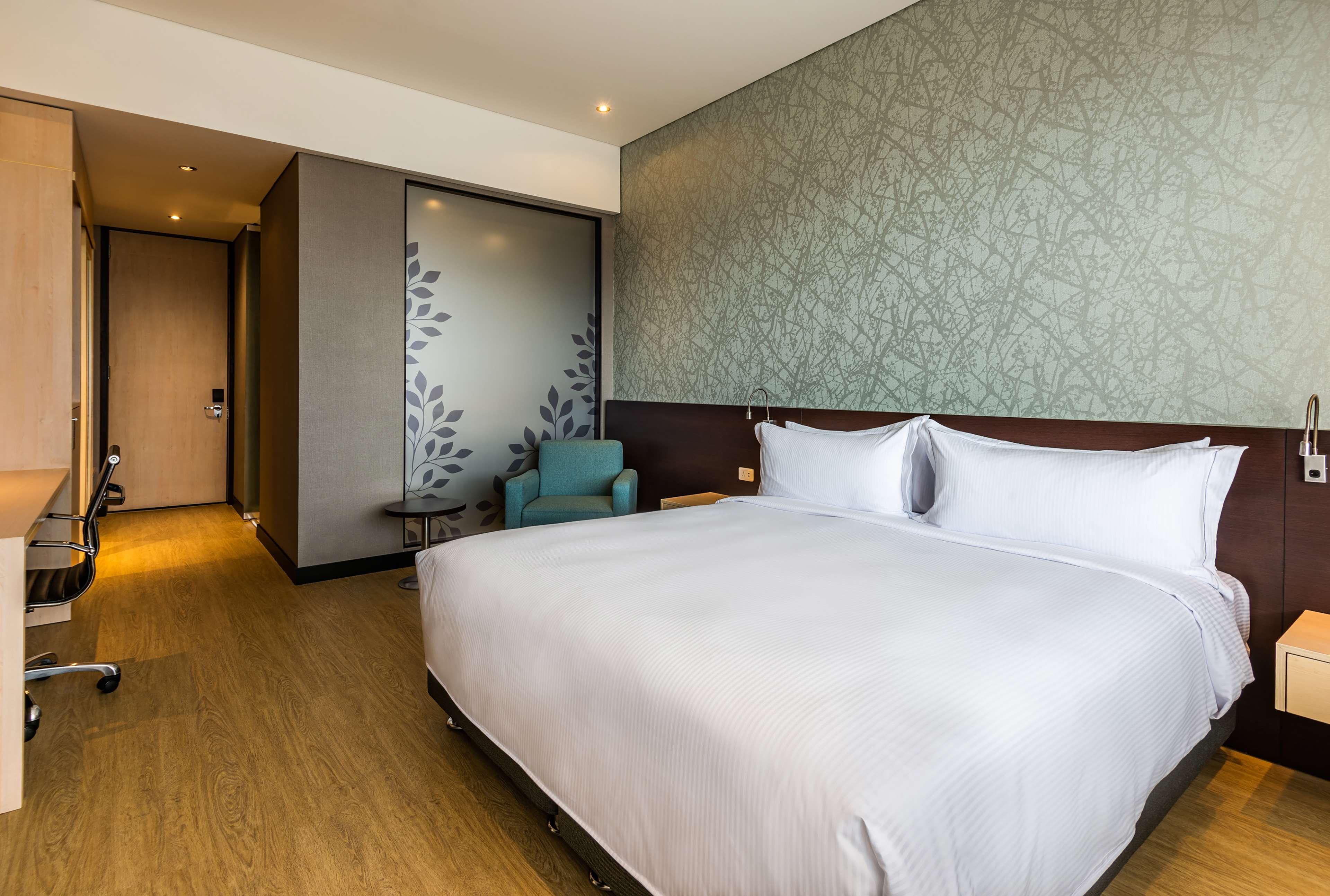 EXECUTIVE, KING BED, HIGH FLOOR