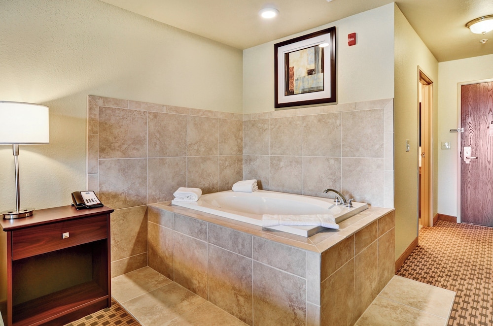 Cobblestone Inn & Suites - Ambridge 47/49