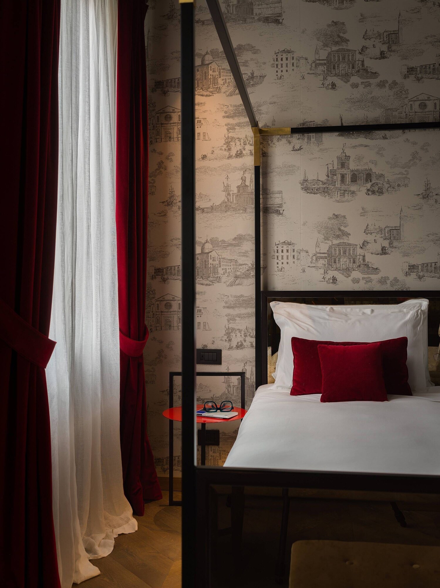 suite, canal view