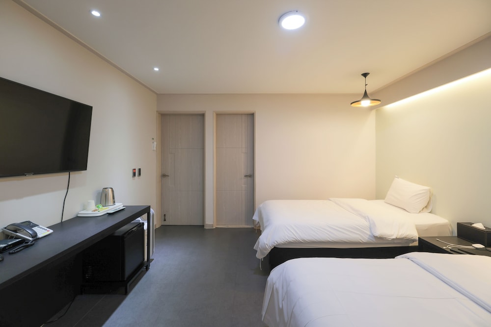 Room, 1 Queen and 1 Single Bed