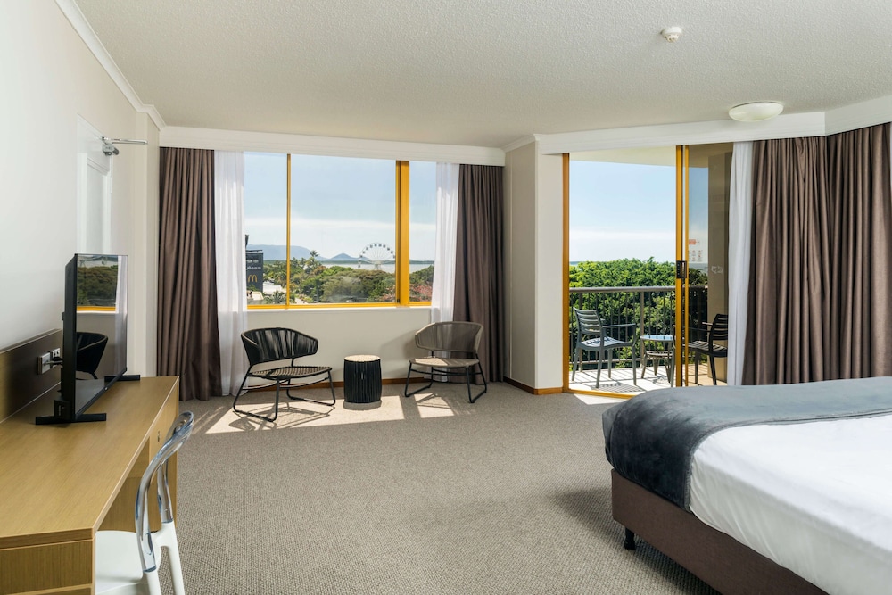 Pacific Hotel Cairns 25/72