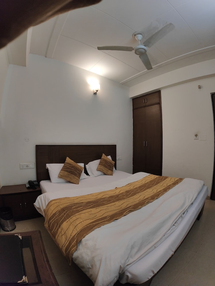 STANDARD, QUEEN BED
