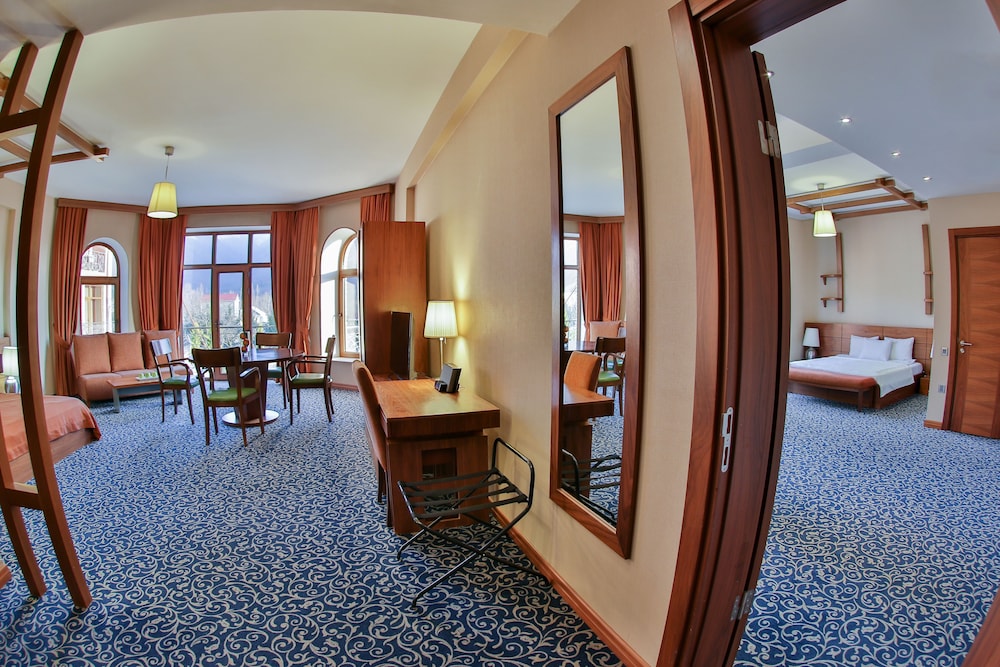 El Resort Hotel 50/50