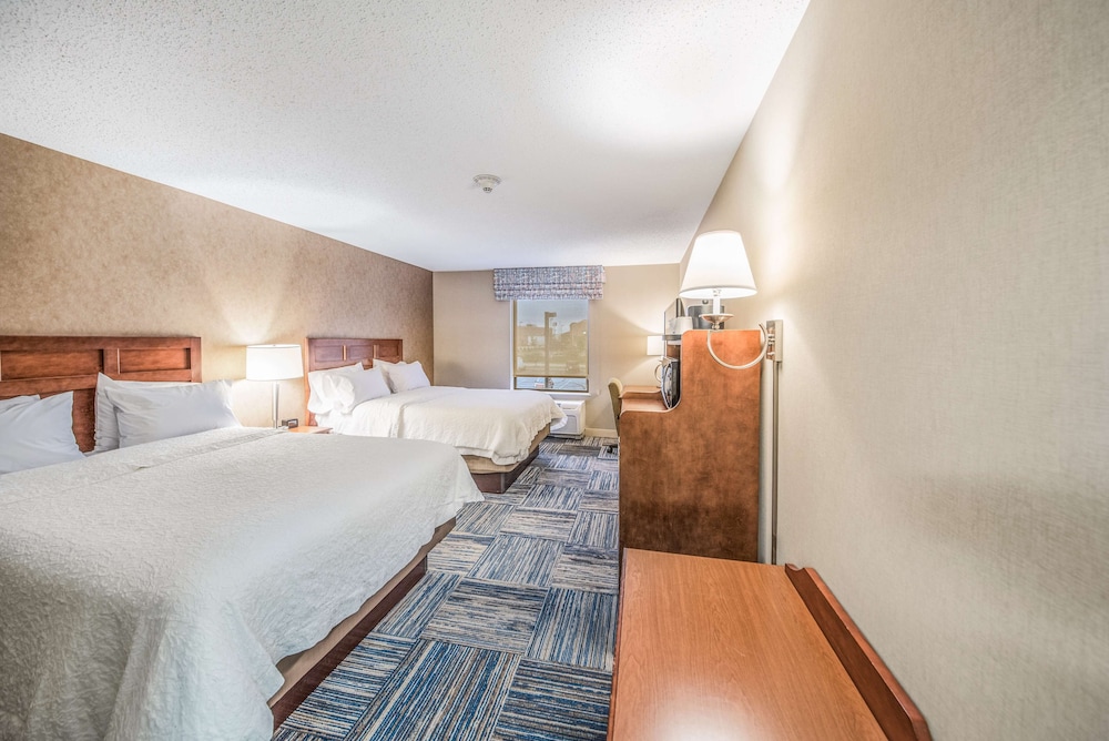 Hampton Inn Greenfield 16/36
