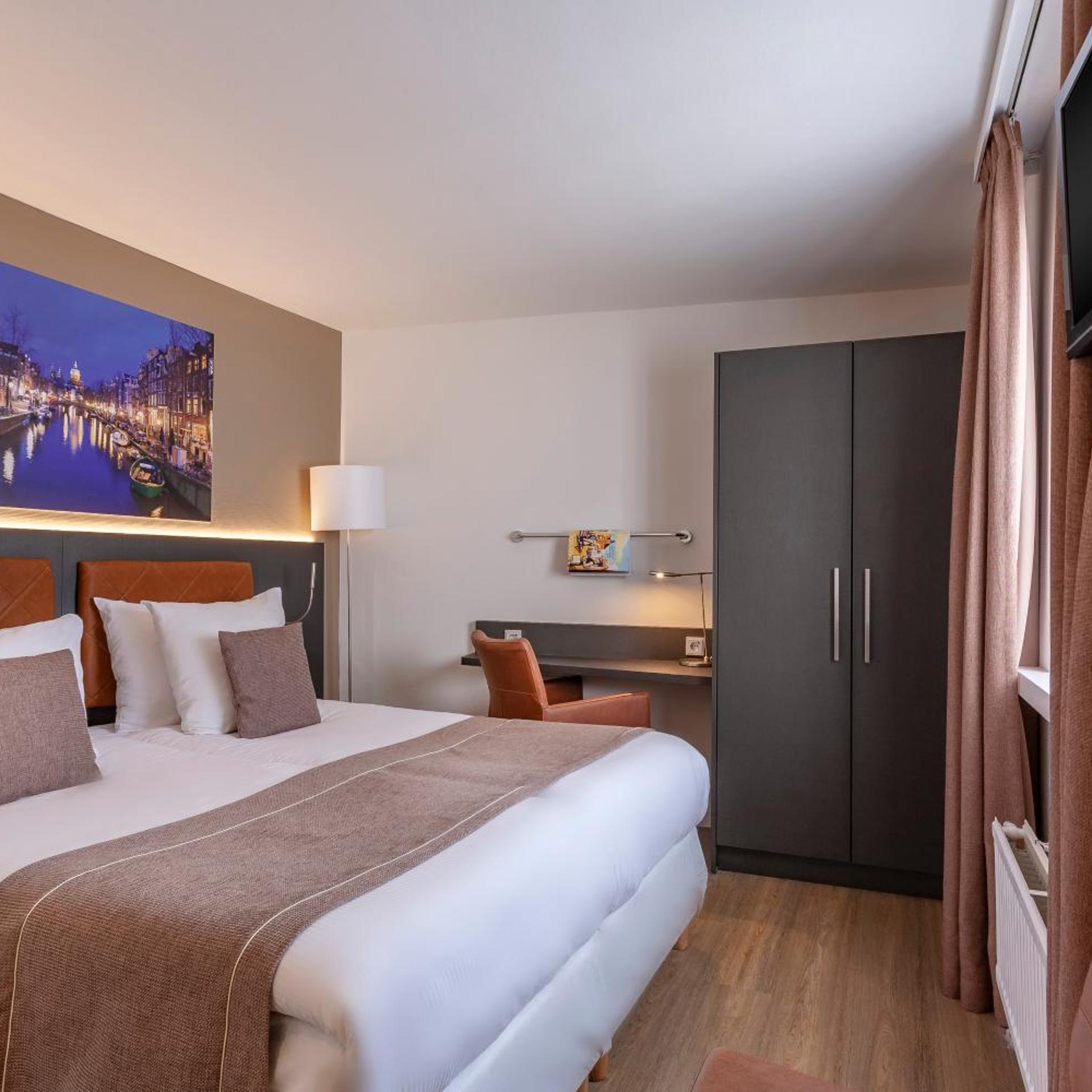 ROOM, DOUBLE OR TWIN BED