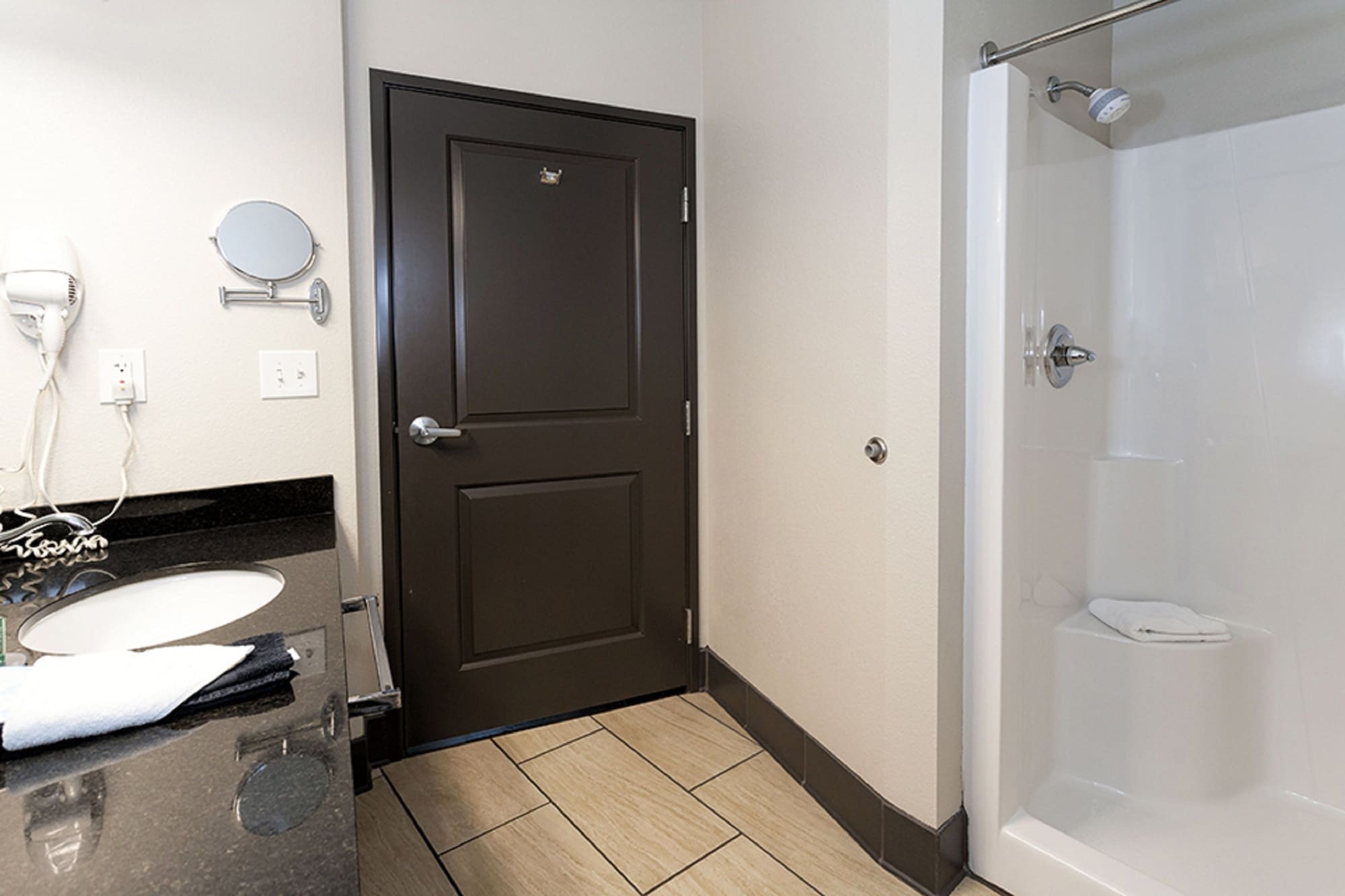 غرفة بسرير كينج بإطلالة على المرفأ مع أريكة، Park Point Marina Inn 9/9