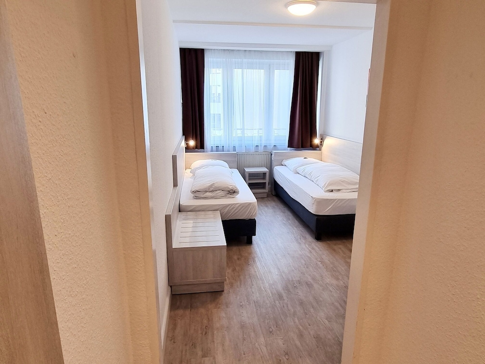 ROOM, TWIN BEDS, SHARED BATHROOM