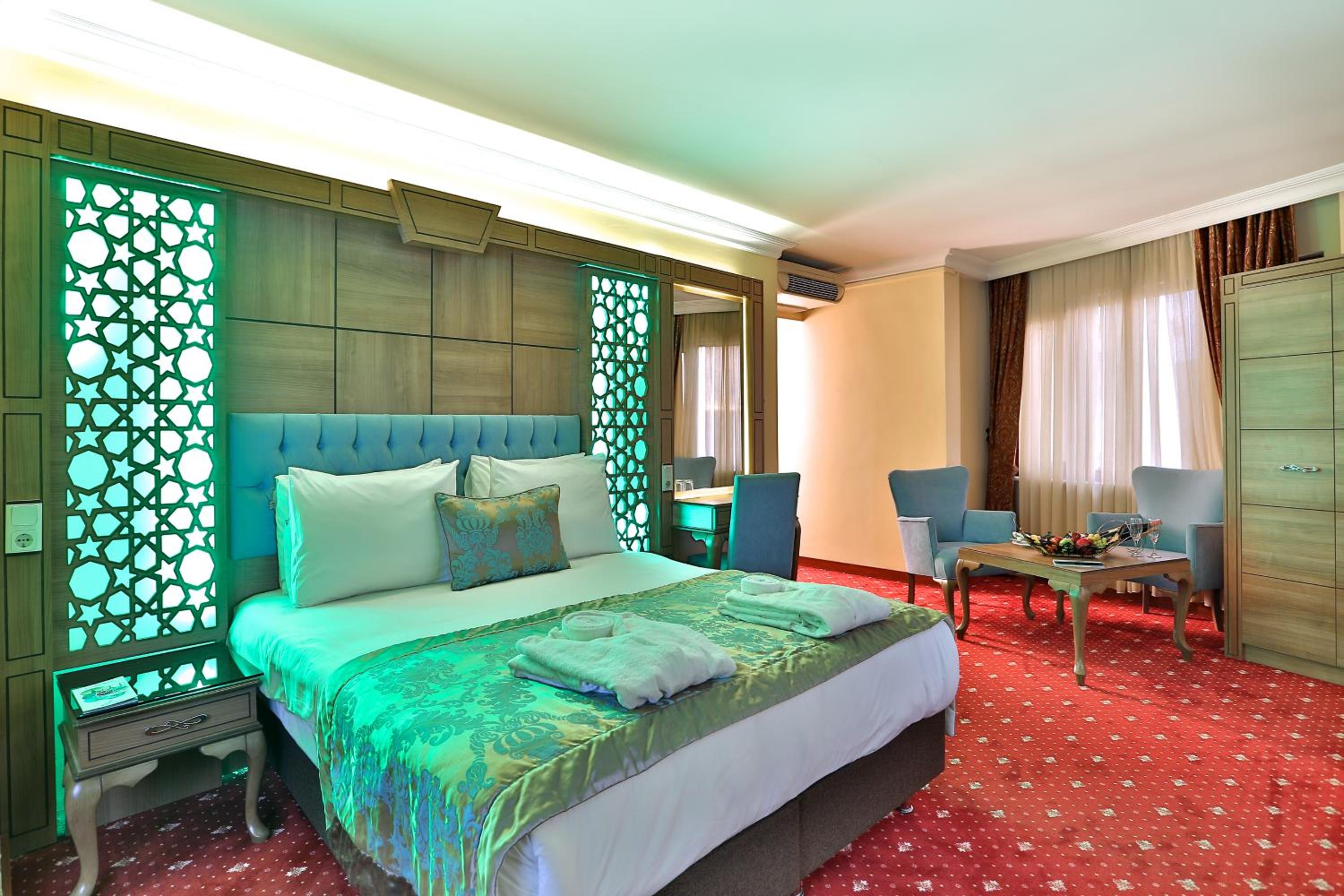 Suite, 1 King and 1 Single Beds, Corner