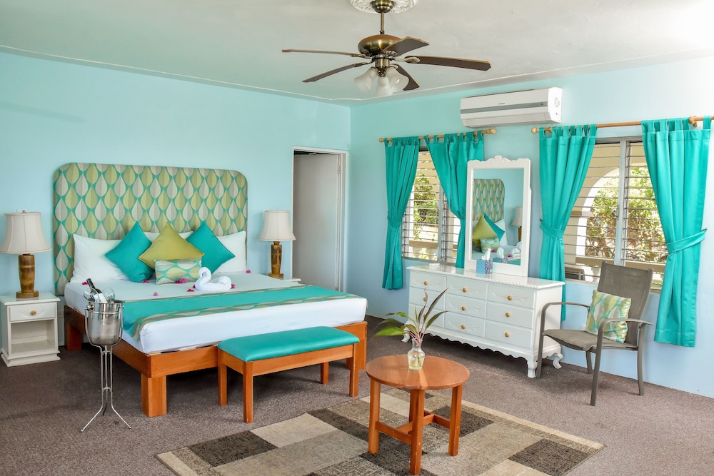 Deluxe, 1 King and 1 Single Beds, Ocean View, Pool Side